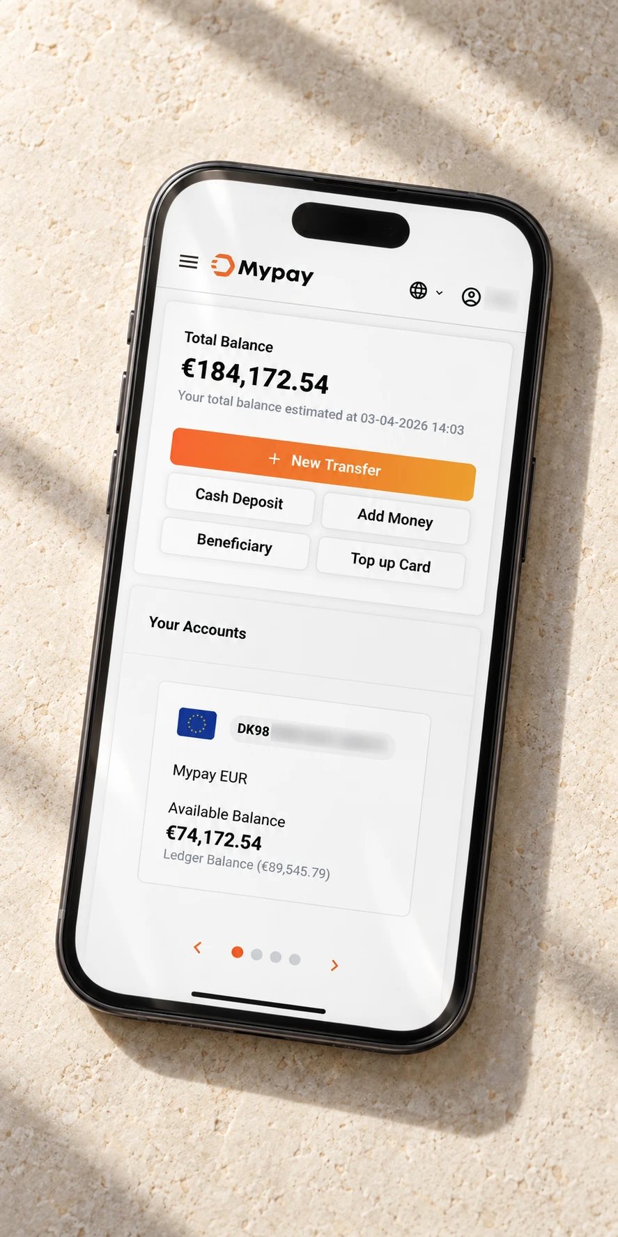 Το MyPay wallet σε κινητό πάνω σε πάγκο καταστήματος.