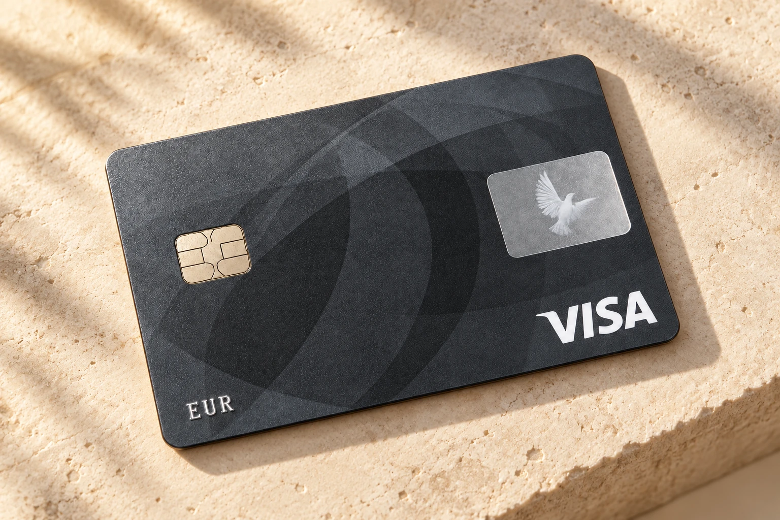 Η κάρτα MyPay EUR Visa πάνω σε ανοιχτόχρωμη πέτρα.
